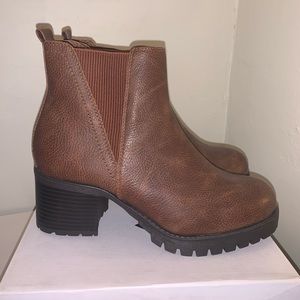 NWT Chunky Chelsea Boot